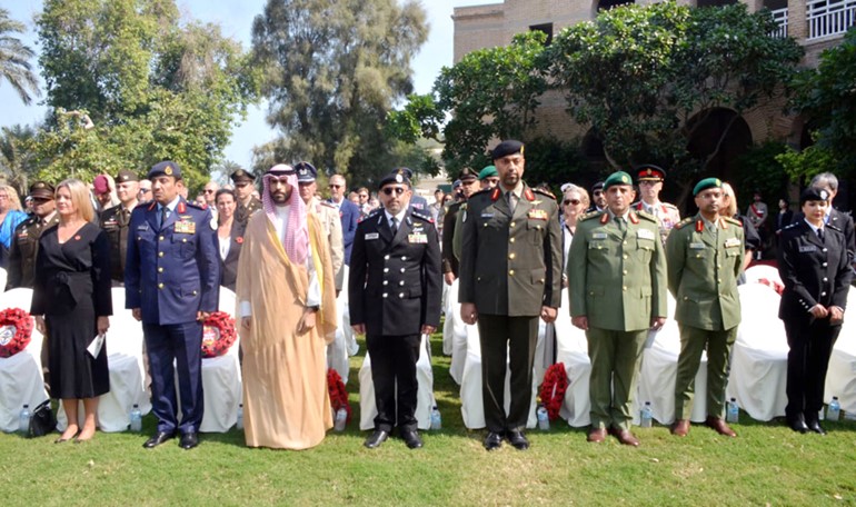آمر كلية مبارك العبدالله للقيادة والأركان المشتركة اللواء الركن طيار فهد الخرينج ومدير إدارة خفر السواحل بوزارة الداخلية العميد الركن بحري الشيخ مبارك اليوسف وعدد من المشاركين في احتفالية يوم الذكرى