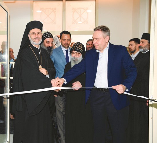 المتروبوليت غطاس هزيم والسفير الروسي فلاديمير جيلتوف والقمص بيجول الأنبا بيشوي ومساعد المسؤول السياسي في السفارة الأميركية ترافيس كوبرلي خلال قص شريط الافتتاح