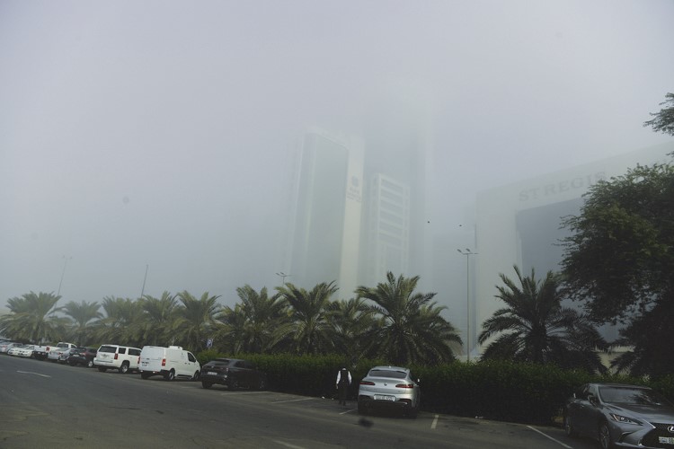الضباب يلفّ الكويت