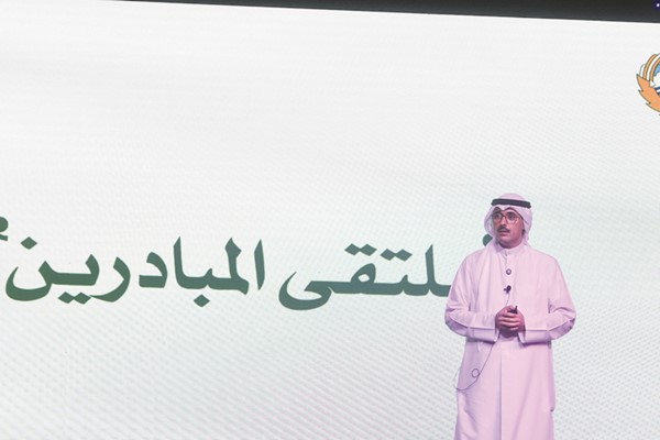محافظ الأحمدي ورئيس لجنة مبادرات التنمية الحضرية الخضراء الشيخ حمود الجابر خلال ملتقى المبادرين (قاسم باشا)