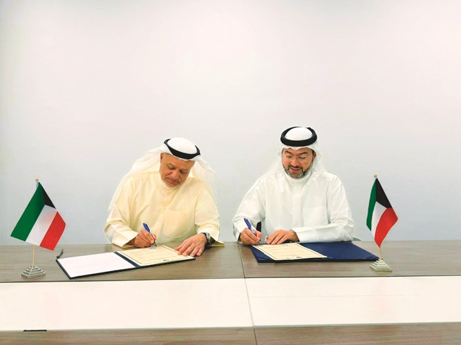 1-رئيس الطيران المدني الشيخ م.حمود المبارك ورئيس مجلس إدارة الهيئة العامة للاتصالات وتقنية المعلومات خالد الزامل خلال توقيع العقد