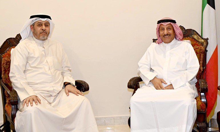 1- رئيس مجلس إدارة (الهلال الأحمر) مستقبلا مدير منطقة الشرق الأوسط وشمال أفريقيا في المؤسسة الإسلامية لتنمية القطاع الخاص