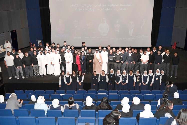 2-صورة جماعية للحضور مع راعي الحفل الشيخ صباح بدر صباح السالم الصباح