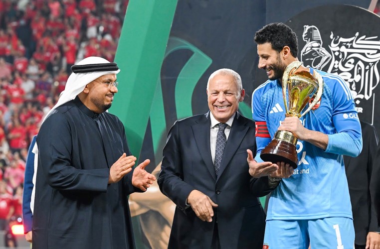 محمد الشناوي قائد الأهلي يتسلم كأس السوبر المصري