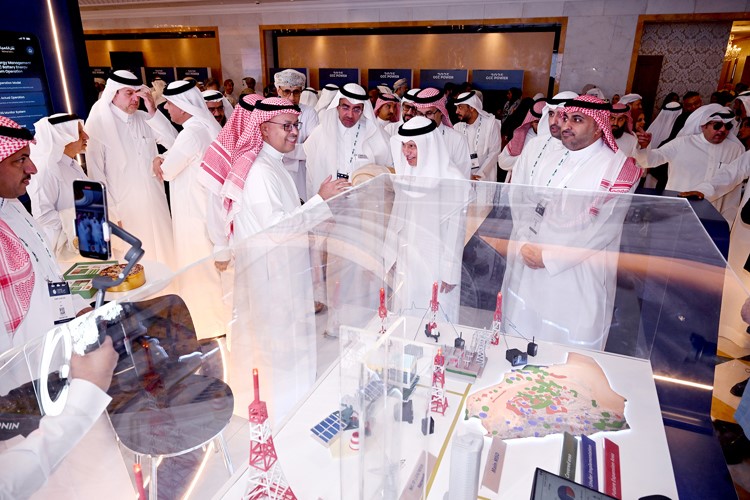 وكيل وزارة الكهرباء والماء والطاقة المتجددة د.عادل الزامل وعدد من المشاركين في المؤتمر خلال جولة في المعرض المصاحب