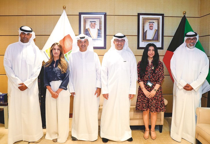 نواف الغربللي ونوف بهبهاني يتوسطان مسؤولي زين والبيئة
