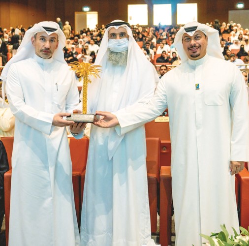 القائم بأعمال عميد كلية العلوم الحياتية بجامعة الكويت د.أحمد اللافي يكرم المشاركين في مؤتمر الكويت الدولي الرابع للعلوم الحياتية