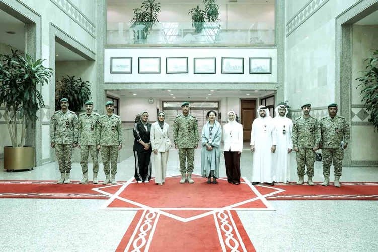 وكيل الحرس الفريق الركن حمد البرجس وقائد الإسناد العميد م.طلال السعيدي ومدير مديرية الخدمات الطبية العميد م.محمد علي وأخصائية التغذية العلاجية المتخصصة في السكر وإدارة الوزن شهد العتيبي خلال الحملة