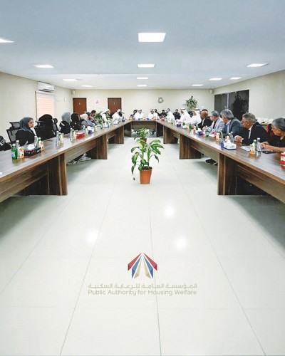 وزير البلدية ووزير الدولة لشؤون الإسكان عبداللطيف المشاري خلال اجتماعه مع مسؤولي قطاع التنفيذ في المؤسسة العامة للرعاية السكنية