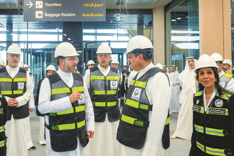 سمو الشيخ أحمد العبدالله رئيس مجلس الوزراء يستمع من رئيس الهيئة العامة للطيران المدني الشيخ حمود المبارك حول آخر مستجدات تنفيذ المشروع