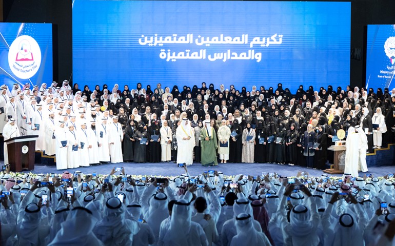 صاحب السمو الأمير الشيخ مشعل الأحمد ووزير التربية م.سيد جلال الطبطبائي في صورة جماعية مع المعلمين والمعلمات وممثلي المدارس المتميزة المكرمين في الحفل