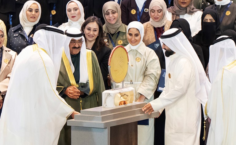 صاحب السمو الأمير الشيخ مشعل الأحمد يتسلم هدية تذكارية خلال الحفل