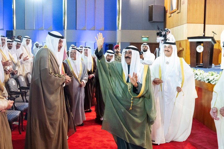 صاحب السمو الأمير الشيخ مشعل الأحمد يحيي الحضور لدى وصوله إلى مسرح الشيخ عبدالله الجابر الصباح في جامعة عبدالله السالم بحضور
سمو ولي العهد الشيخ صباح الخالد ووزير التربية م.سيد جلال الطبطبائي