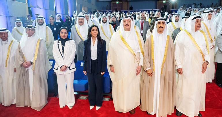 وزير الديوان الأميري الشيخ حمد جابر العلي ووكيل ديوان سمو ولي العهد الشيخ ثامر الجابر ود.أحمد العوضي ود.نورة المشعان ود.أمثال الحويلة وعبداللطيف المشاري وطارق الرومي