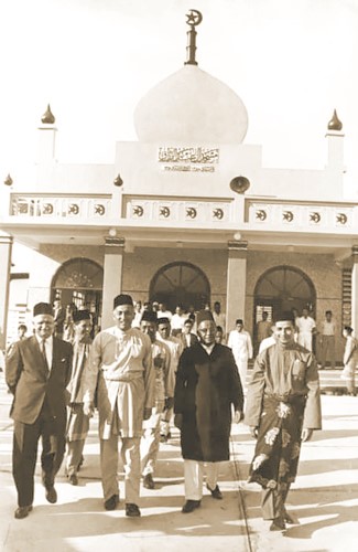 الرئيس السنغافوري يوسف إسحاق متوسطا محمد العبدالرزاق ومحمد علوي عيديدوكيل أعمال العبدالرزاق أثناء افتتاح المسجد عام 1966