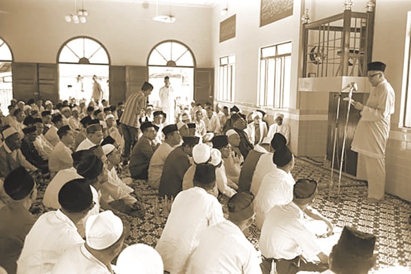 مسجد العبدالرزاق من الداخل وبه جموع المصلين