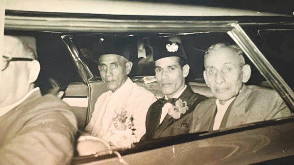 المرحوم يوسف عبداللطيف العبدالرزاق والمعرس السنغافوري سيد أبوبكر بن سالم البار وبجانبه خبير تحضير الشاي أبو عواد السنغافوري