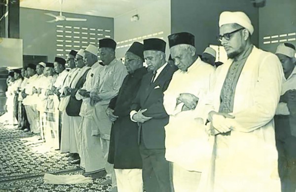 الرئيس السنغافوري الراحل يوسف إسحاق ومحمد العبدالرزاق وجموع المصلين في المسجد يوم الافتتاح