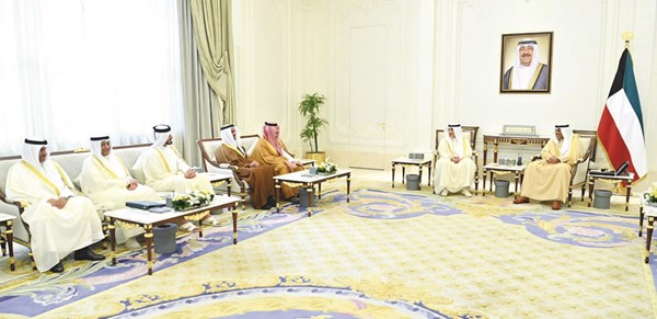 سمو ولي العهد الشيخ صباح الخالد خلال استقباله النائب الأول لرئيس مجلس الوزراء ووزير الداخلية الشيخ فهد اليوسف ووزير الداخلية في المملكة العربية السعودية صاحب السمو الملكي الأمير عبدالعزيز بن سعود ووزير الداخلية في دولة الإمارات سمو الشيخ الفريق سيف بن زايد آل نهيان ووزير الداخلية بدولة قطر الشيخ خليفة بن حمد بن خليفة والأمين العام لمجلس التعاون لدول الخليج العربية جاسم البديوي ووكيل وزارة الداخلية بالتكليف اللواء علي العدواني