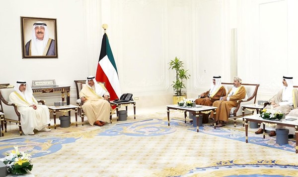 سمو ولي العهد الشيخ صباح الخالد خلال استقباله النائب الأول لرئيس مجلس الوزراء ووزير الداخلية الشيخ فهد اليوسف ووزير الداخلية في مملكة البحرين الشيخ فريق أول راشد بن عبدالله آل خليفة ووزير الداخلية في سلطنة عمان حمود بن فيصل البوسعيدي بحضور رئيس ديوان سمو ولي العهد الشيخ ثامر الجابر