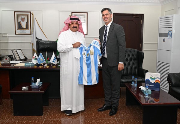 اليوسف يبحث والسفير الأرجنتيني تعزيز التعاون الرياضي