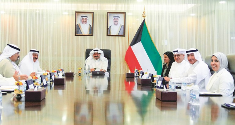 سمو الشيخ أحمد العبدالله رئيس مجلس الوزراء مترئسا اجتماع اللجنة الوزارية الـ34 لمتابعة المشاريع التنموية الكبرى في البلاد بحضور رئيس ديوان رئيس مجلس الوزراء عبدالعزيز الدخيل ووزيرة الأشغال العامة د.نورة المشعان ووزير الدولة لشؤون البلدية ووزير الدولة لشؤون الإسكان عبداللطيف المشاري ووزير الكهرباء والماء والطاقة المتجددة ووزير المالية ووزير الدولة للشؤون الاقتصادية والاستثمار بالوكالة د.صبيح المخيزيم ومدير عام هيئة تشجيع الاستثمار المباشر الشيخ د.مشعل جابر الأحمد ورئيس إدارة الفتوى والتشريع المستشار صلاح الماجد وأنوار الداهش