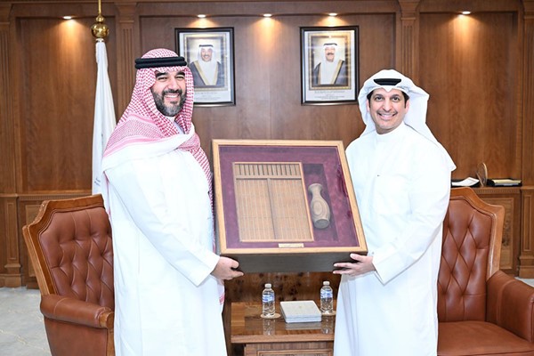  هدية تذكارية من الوزير عبد الرحمن المطيري لصاحب السمو الملكي الأمير فيصل بن بندر آل سعود