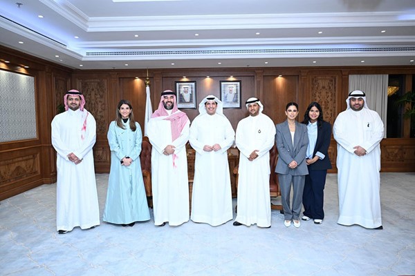  لقطة تجمع الوزير عبد الرحمن المطيري وصاحب السمو الملكي الأمير فيصل بن بندر آل سعود مع المشاركين في اللقاء