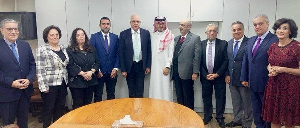  نقيب محرري الصحافة اللبنانية جوزف القصيفي وأعضاء مجلس النقابة مع سفير المملكة العربية السعودية د.وليد بخاري في دار النقابة(محمود الطويل)