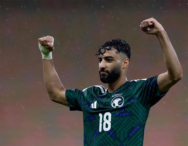 نجم الاخضر السعودي صالح أبو الشامات محتفلا بالهدف