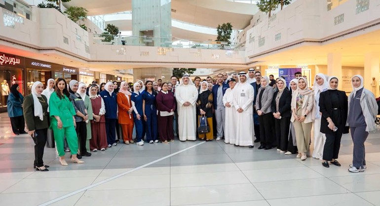 وزير الصحة د.أحمد العوضي في صورة جماعية مع المشاركين بفعالية صحة أفضل مع السكر