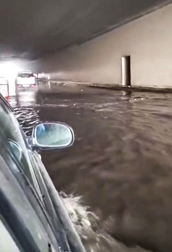 المياه تغرق نفق الأونيسكو في بيروت نتيجة تساقط الأمطار بغزارة (محمود الطويل)