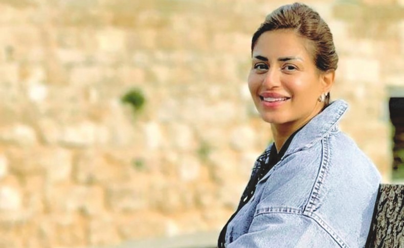 منة فضالي تدافع عن الفنانين وتطالب باحترام خصوصيتهم