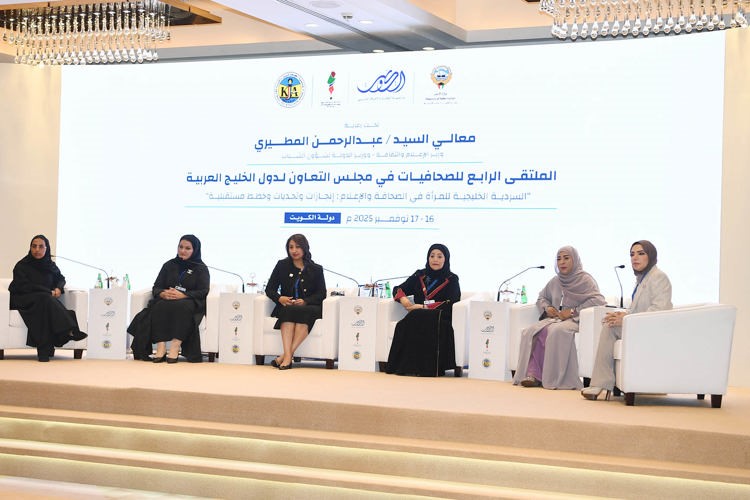 رابعة حسين مكي جمعة وفضيلة المعيني ورشا الإبراهيم ود.خديجة بنت سليمان بن عبدالله الشحية وعايشة القحطاني وموزة عبدالعزيز آل إسحاق خلال الحلقة النقاشية على هامش الملتقى