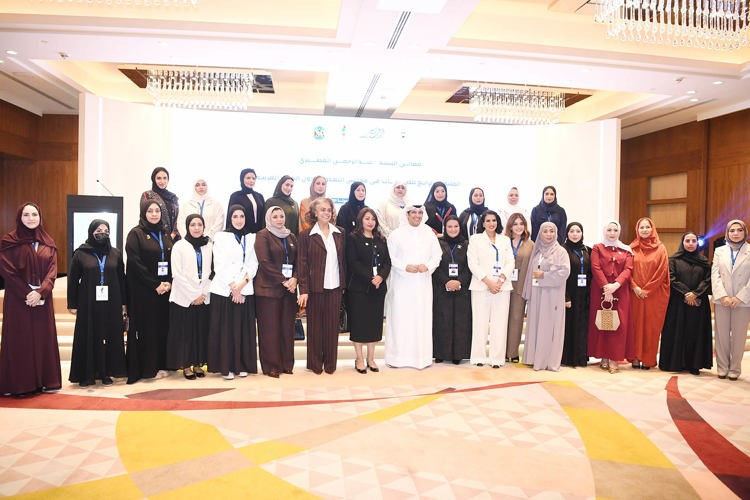 وزير الإعلام والثقافة ووزير الدولة لشؤون الشباب عبدالرحمن المطيري متوسطا عددا من الصحافيات الخليجيات خلال الملتقى 	(قاسم باشا)