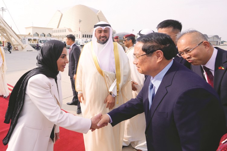 رئيس وزراء ڤيتنام فام مينه تشينه لدى وصوله إلى البلاد وفي استقباله وزيرة الشؤون الاجتماعية وشؤون الأسرة والطفولة د.أمثال الحويلة