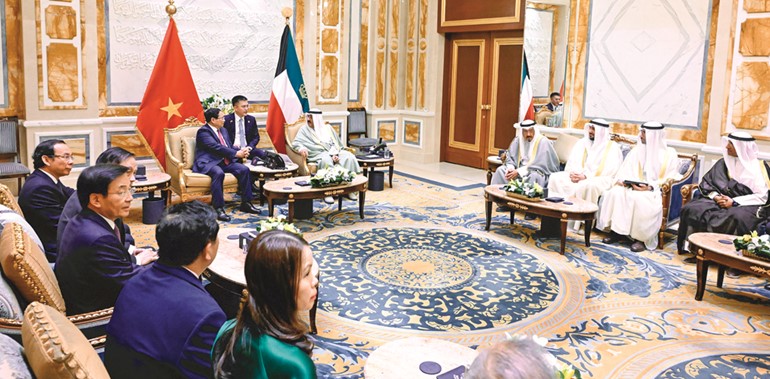 صاحب السمو الأمير الشيخ مشعل الأحمد خلال استقبـال رئيس وزراء ڤيتنام فام مينه تشينه والوفد المرافق بحضور رئيس مجلــس الــوزراء سمو الشيخ أحمد العبدالله والمستشار في ديوان رئيس مجلس الوزراء رئيس بعثة الشرف المرافقة الشيخ د. باسل الصباح والرئيس التنفيذي لمؤسسة البترول الكويتية الشيخ نواف السعود ومدير مكتب صاحب السمو الأمير الفريق متقاعد جمال الذياب