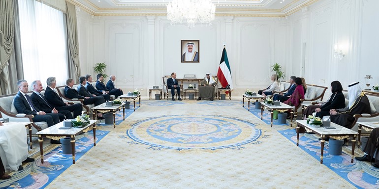 سمو ولي العهد الشيخ صباح الخالد مستقبلا رئيس مجلس الإدارة والرئيس التنفيذي لشركة بلاك روك لاري فينك والوفد المرافق
