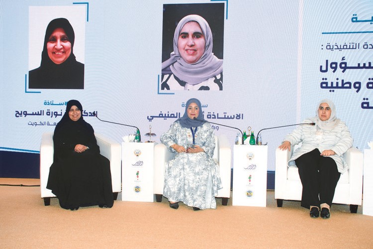 الجلسة الحوارية الثانية بمشاركة وكيلة وزارة المالية أسيل المنيفي وأمين عام جامعة الكويت د.نورة السويح وأدارت الجلسة رئيسة لجنة الصحافيات بجمعية الصحافيين العمانية خديجة بنت سليمان الشيحة