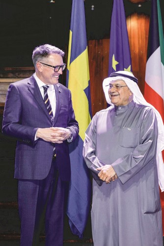 فيصل المطوع مع السفير السويدي لدى الكويت فريدريك فلورين
