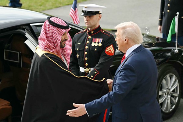 الرئيس الأميركي دونالد ترامب مستقبلا صاحب السمو الملكي الأمير محمد بن سلمان ولي العهد رئيس مجلس الوزراء السعودي لدى وصوله البيت الأبيض 					(أ.ف.پ)