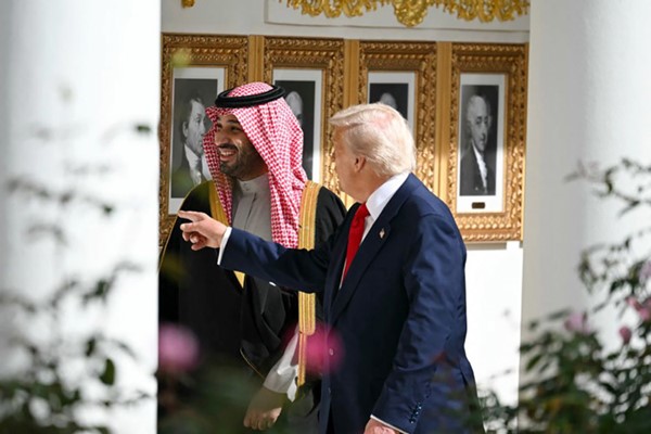 الرئيس الأميركي دونالد ترامب مصطحبا صاحب السمو الملكي الأمير محمد بن سلمان ولي العهد رئيس مجلس الوزراء السعودي في جولة ضمن البيت الأبيض 					(أ.ف.پ)