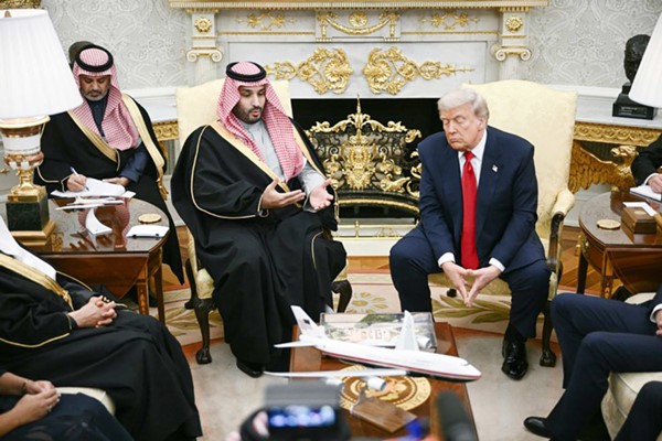 صاحب السمو الملكي الأمير محمد بن سلمان ولي العهد رئيس مجلس الوزراء السعودي متحدثا للصحافيين خلال اجتماعه مع الرئيس الأميركي دونالد ترامب في البيت الابيض 	(أ.ف.پ)