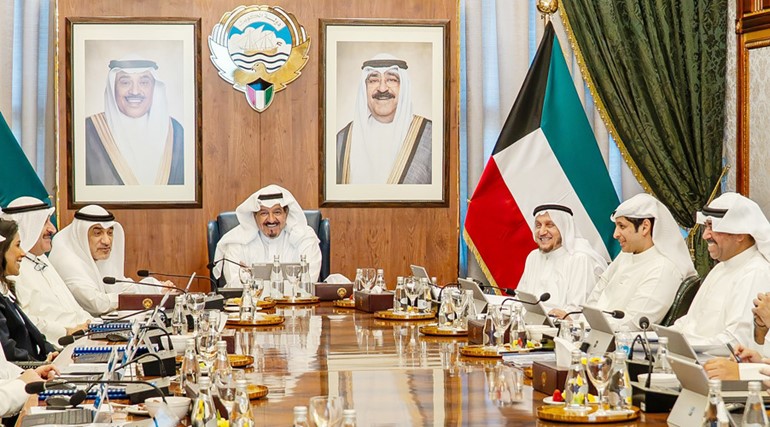 سمو الشيخ أحمد العبدالله رئيس مجلس الوزراء مترئسا الاجتماع