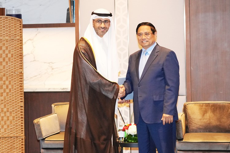 نائب رئيس مجلس الإدارة والرئيس التنفيذي لمؤسسة البترول الكويتية الشيخ نواف السعود خلال اللقاء مع رئيس وزراء ڤيتنام