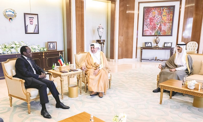 وزير شؤون الديوان الأميري الشيخ حمد جابر العلي ورئيس ديوان سمو ولي العهد الشيخ ثامر الجابر خلال اللقاء مع سفير بنين باردو دين أغيمون