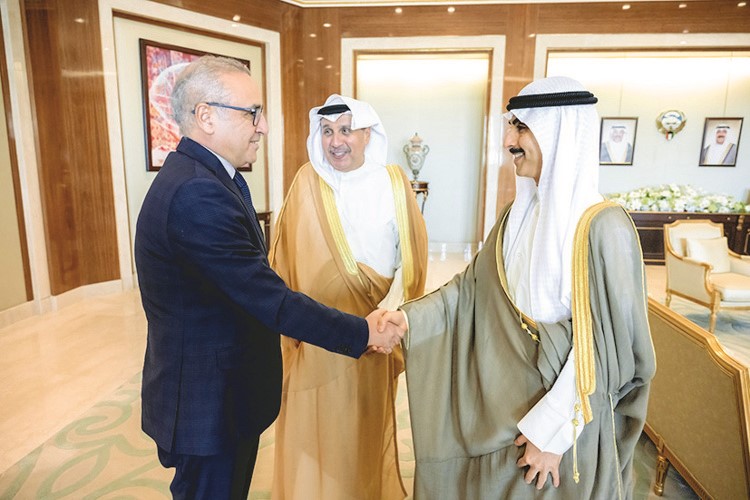 وزير شؤون الديوان الأميري الشيخ حمد جابر العلي ورئيس ديوان سمو ولي العهد الشيخ ثامر الجابر خلال استقبال السفير التونسي محمد كريم البودالي