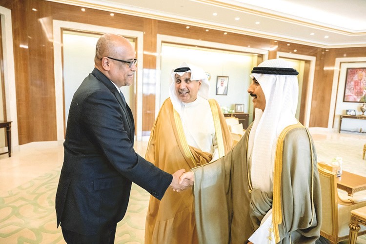 وزير شؤون الديوان الأميري الشيخ حمد جابر العلي ورئيس ديوان سمو ولي العهد الشيخ ثامر الجابر خلال استقبال سفير الصومال د.عبدالله محمد شيخ عبدالله