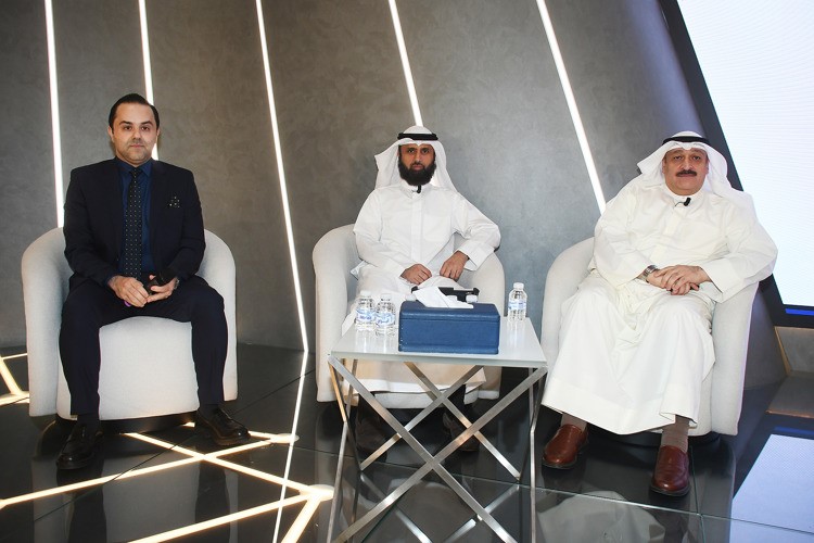 وزير الصحة د.أحمد العوضي والوكيل المساعد لشؤون الصحة الرقمية بوزارة الصحة م.عادل الرشيدي والمتحدث الرسمي لوزارة الصحة د.عبدالله السند خلال العرض المرئي حول التطبيق 	(أحمد علي)