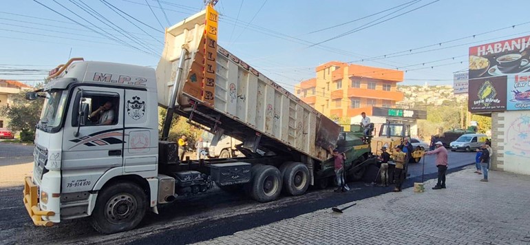 طرقات إقليم الخروب تلونت بالزفت بعد غياب